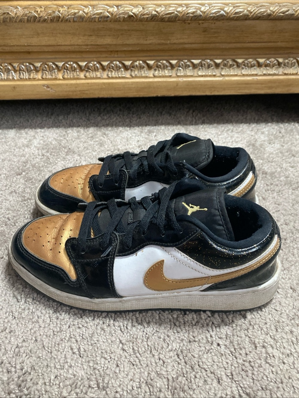 Jordan 1 SE Black /gold , and White Low Basketball Sneakers (Youth) SZ 6.5